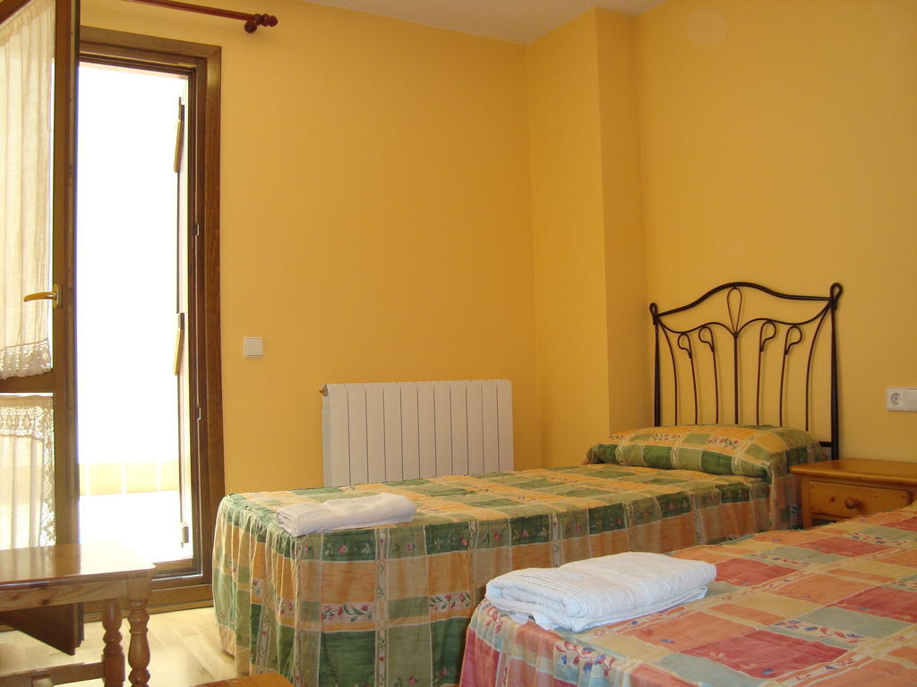 Apartamentos Saila Castejón de Sos Quarto foto